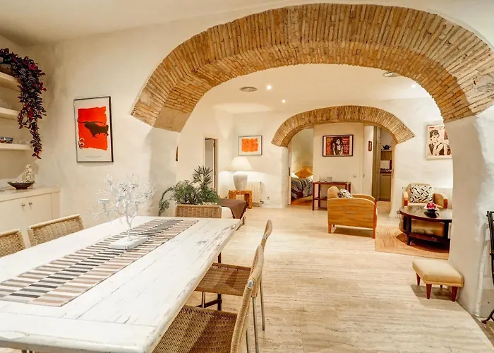 Charming House By Hello Homes *