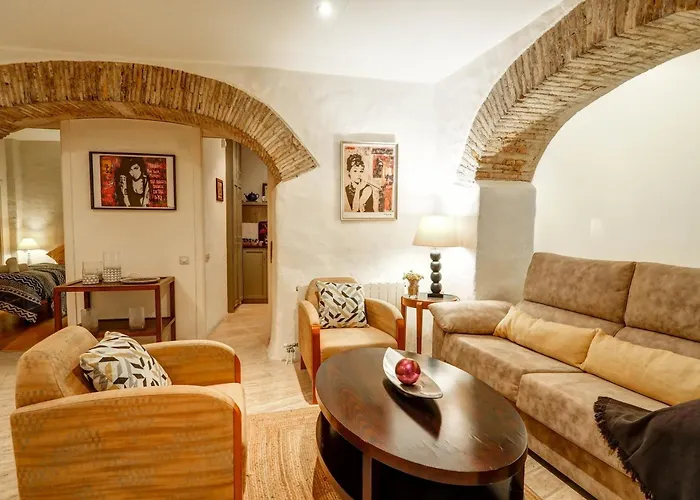 Charming House By Hello Homes *